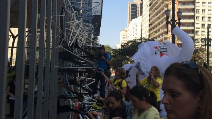 População se manifestando hoje em frente à Câmara Municipal de São Paulo